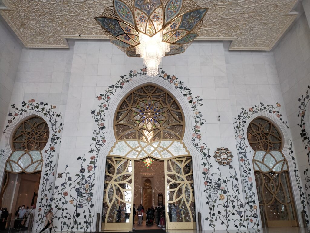 Gli interni della grande moschea bianca