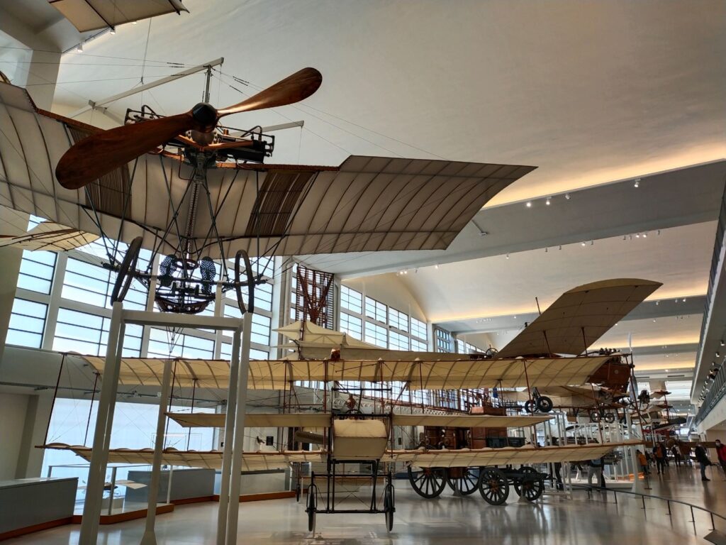 l'interno del museo dell'aria e dello spazio di Parigi